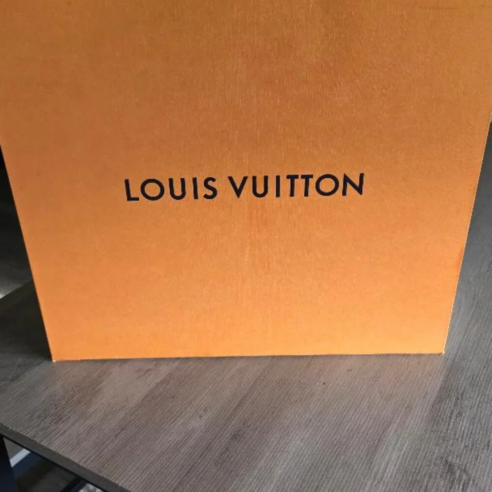 Louis Vuitton - Picture 6 of 6